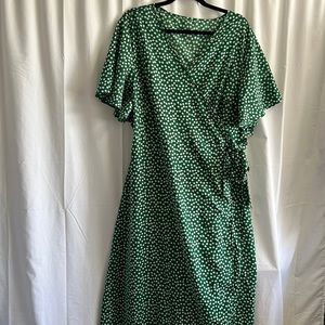 Super fun spring/ summer floral wrap dress!